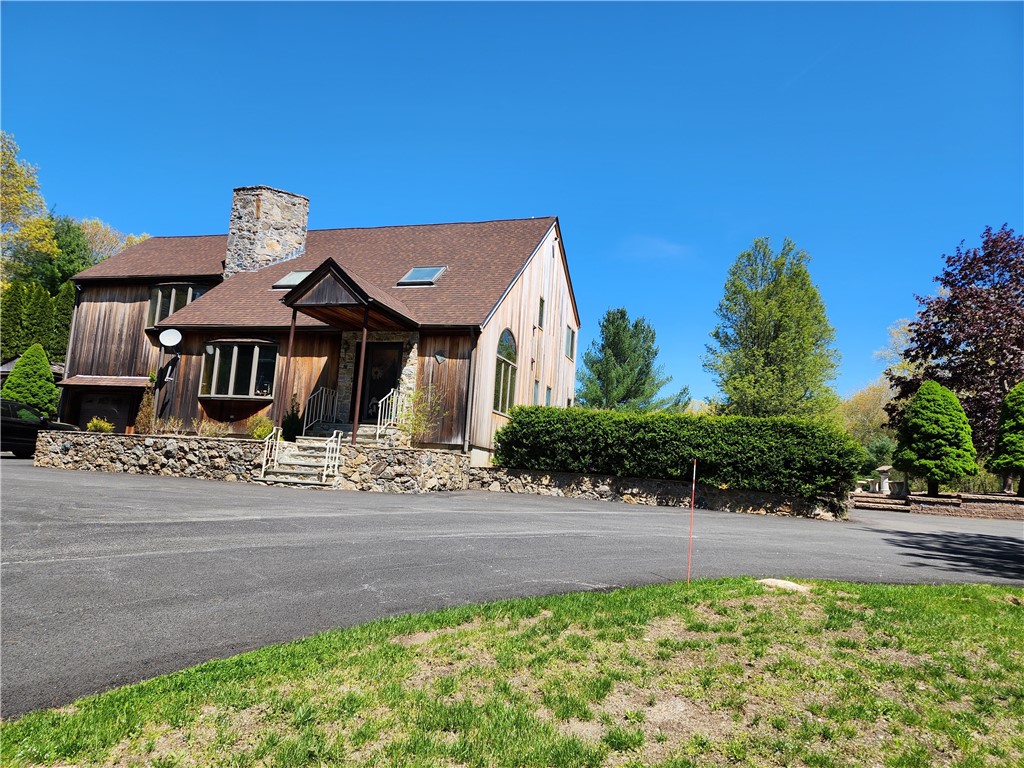 40x60  
18.5 ft ceighling, 16.5 overhead door, heat & elec
Plenty of room for motor homes, boats, storage for business or a private home for family!