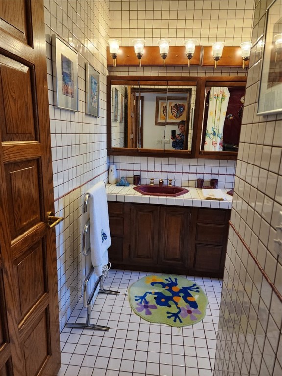 304 Carpenter Road Scituate, RI 02831 - Photo 25 of 42 Full tile Bath, double vanities