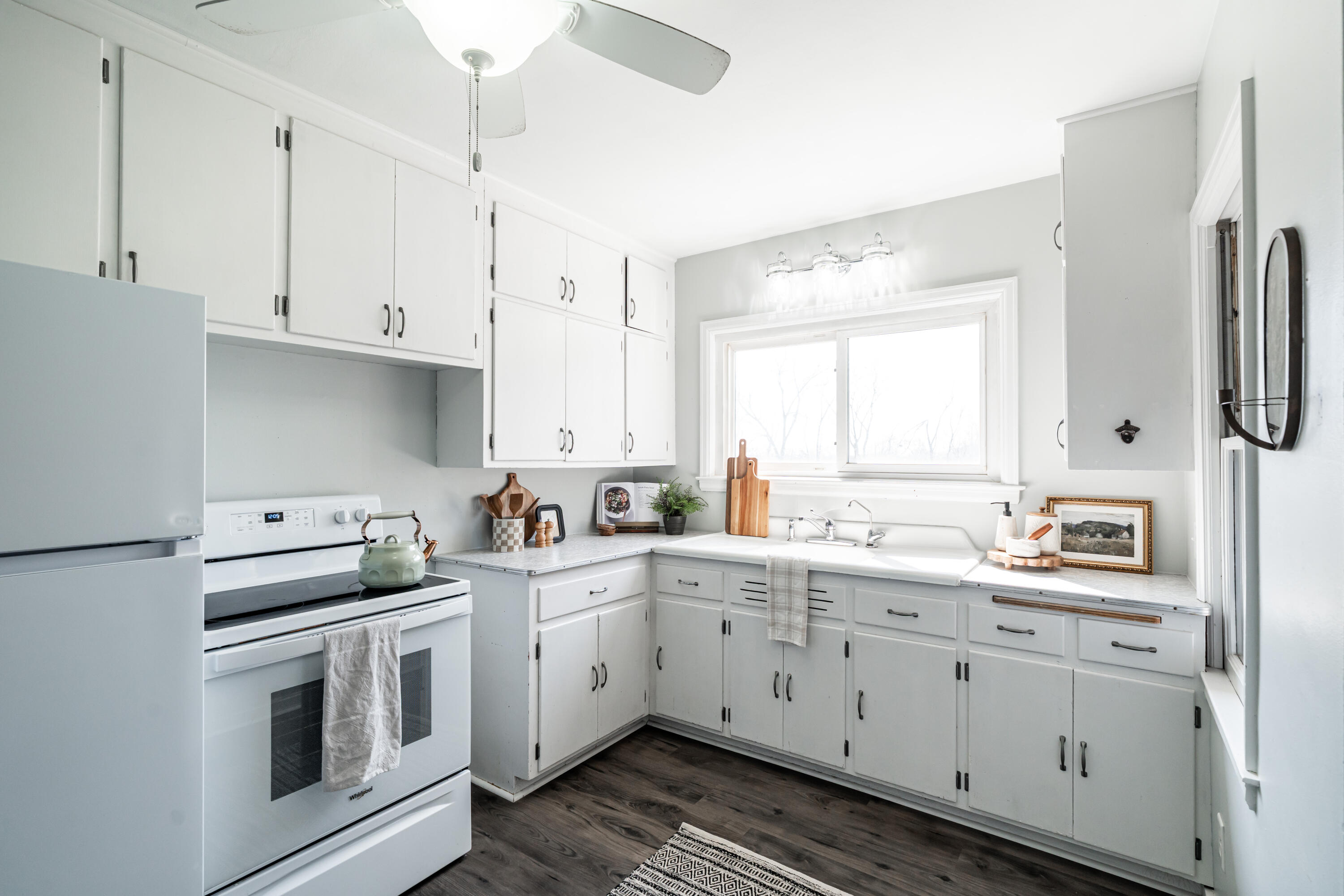 5439 Egofske Road New Berlin, WI 53146 - Photo 22 of 45 Kitchen