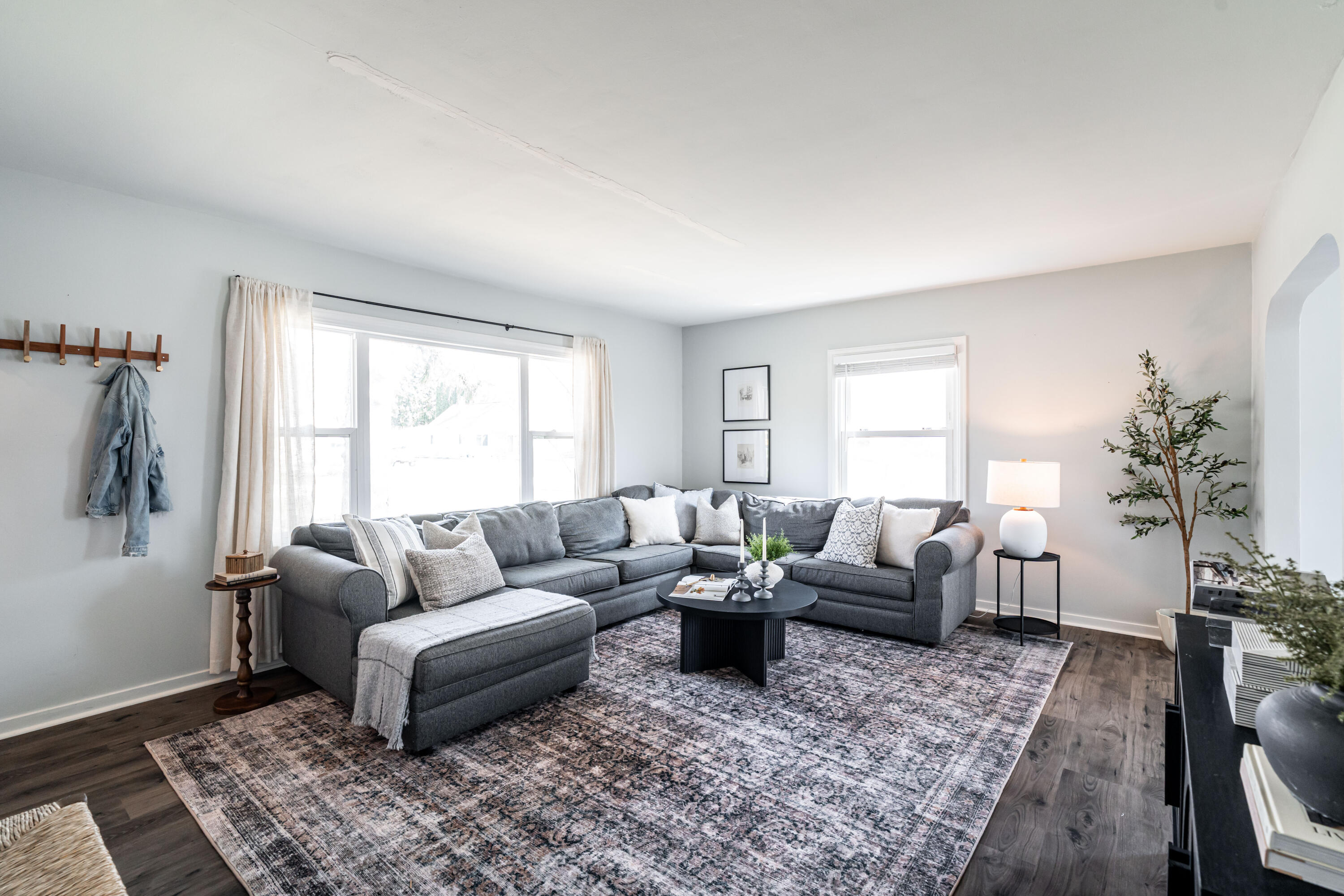 5439 Egofske Road New Berlin, WI 53146 - Photo 3 of 45 Living Room