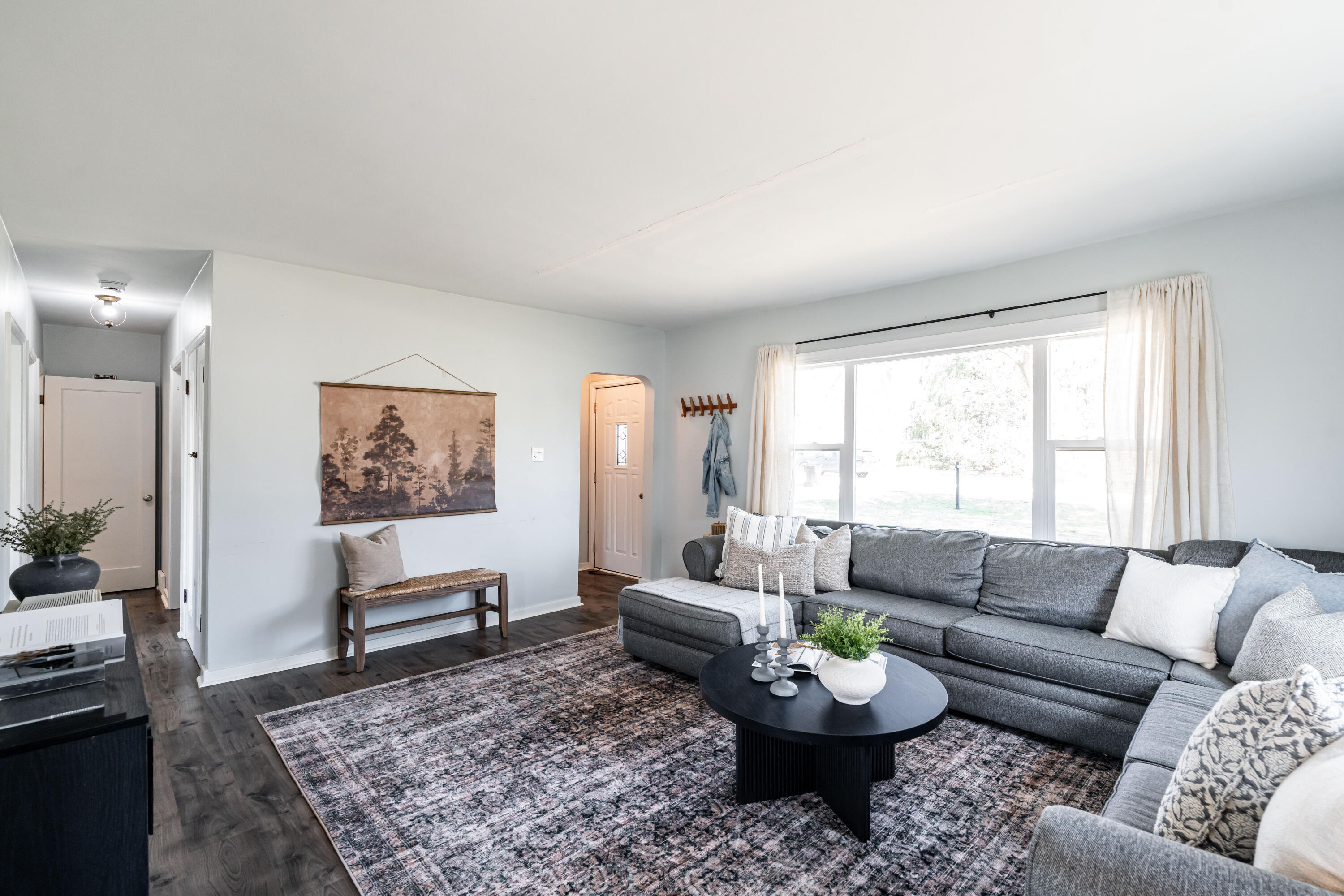 5439 Egofske Road New Berlin, WI 53146 - Photo 5 of 45 Living Room