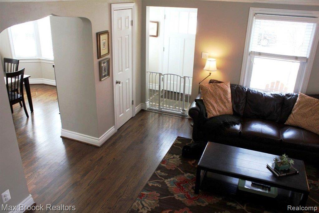 35 Maplefield Road Pleasant Ridge, MI 48069 - Photo 4 of 24 Living Room Panorama