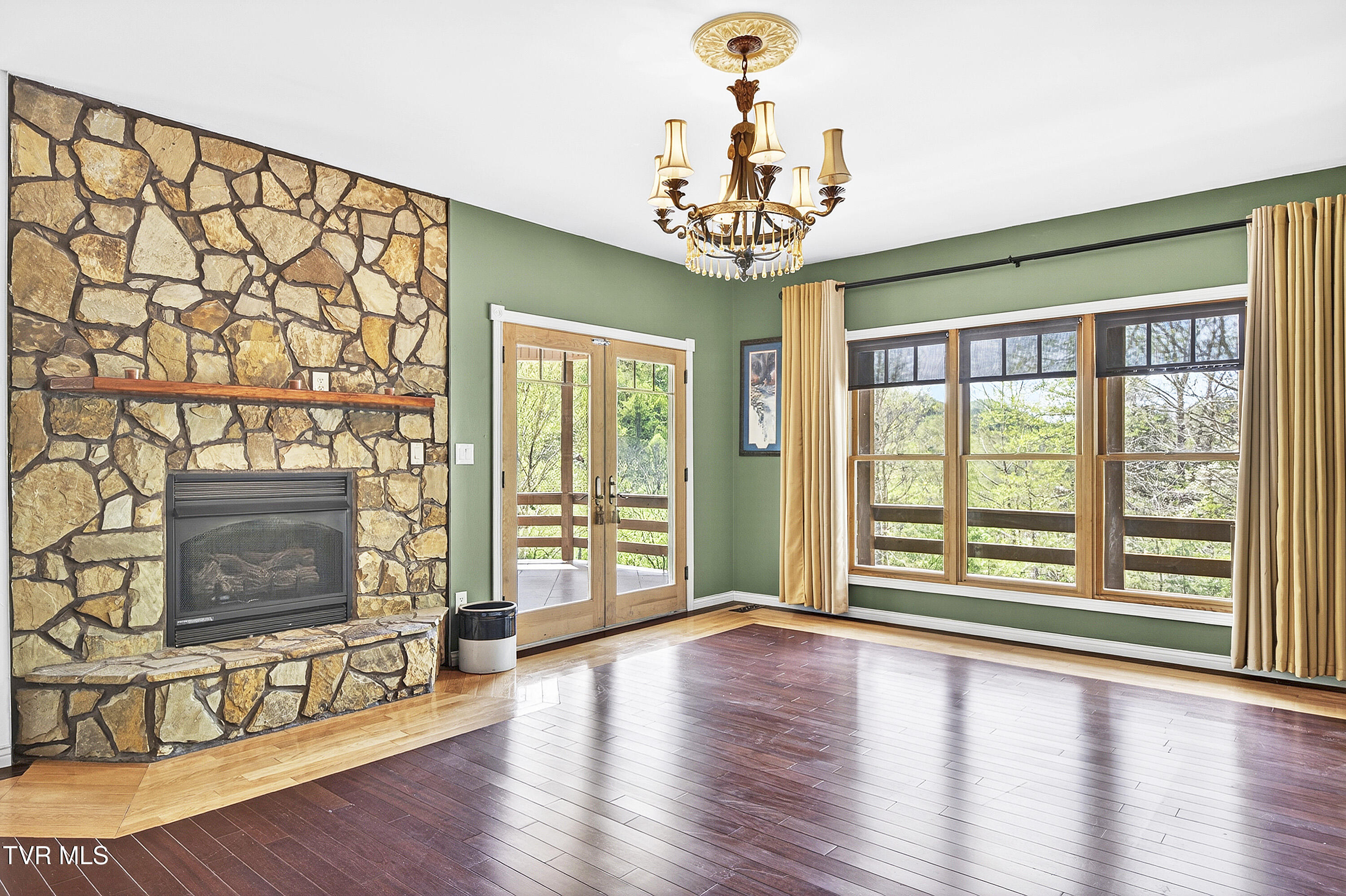 24327 North Fork River Road Abingdon, VA 24210 - Photo 4 of 81 LIVING ROOM