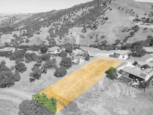 a view of back yard of the house