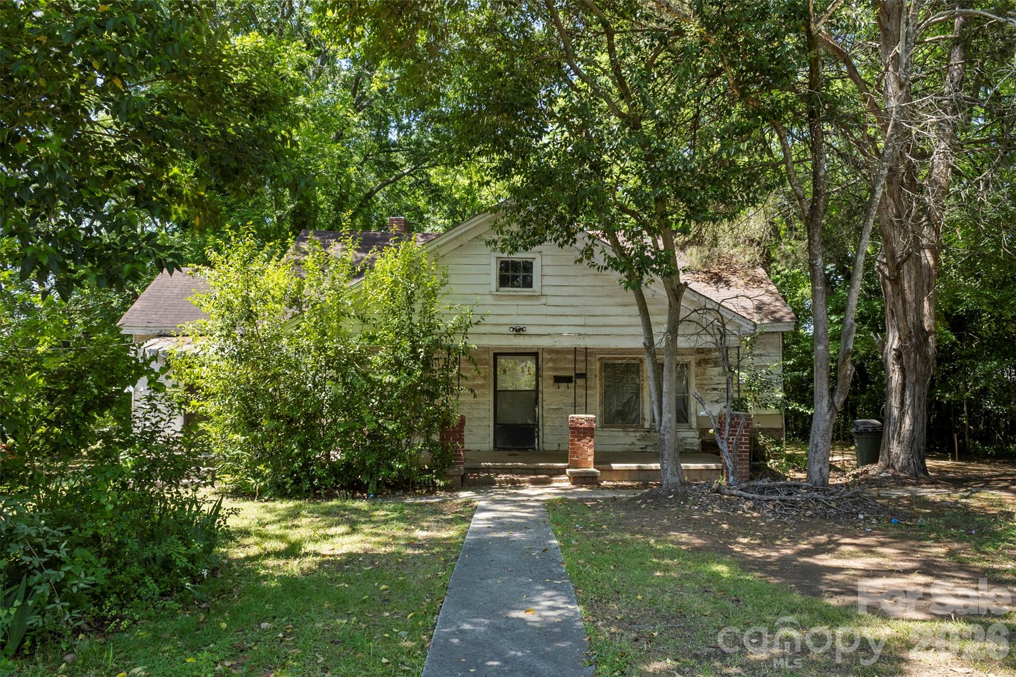 154 Loomis Street Chester, SC 29706 - Photo 3 of 5 a front view of a house with garden