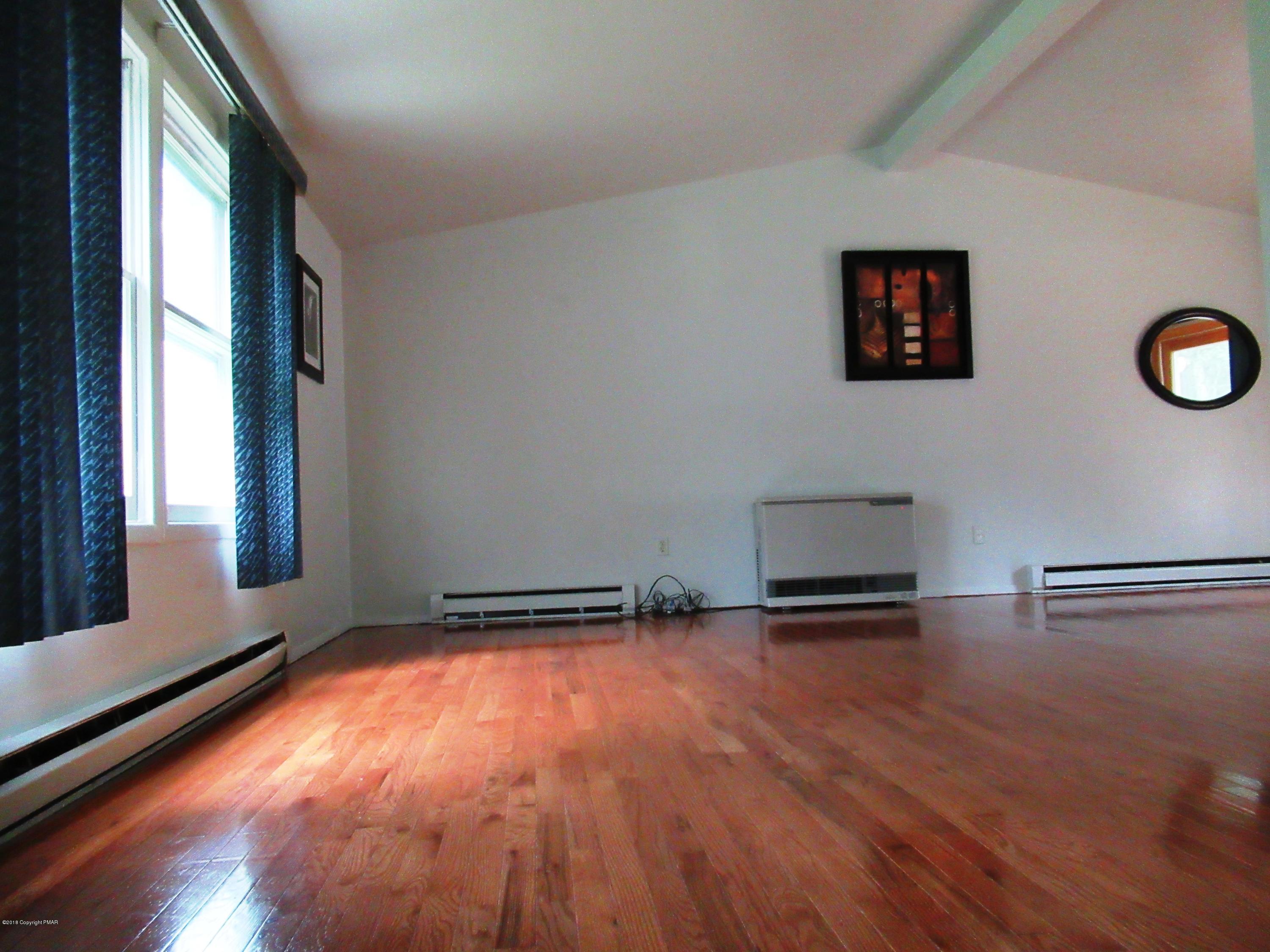 148 Balson Road Stroudsburg, PA 18360 - Photo 4 of 17 LIVING ROOM