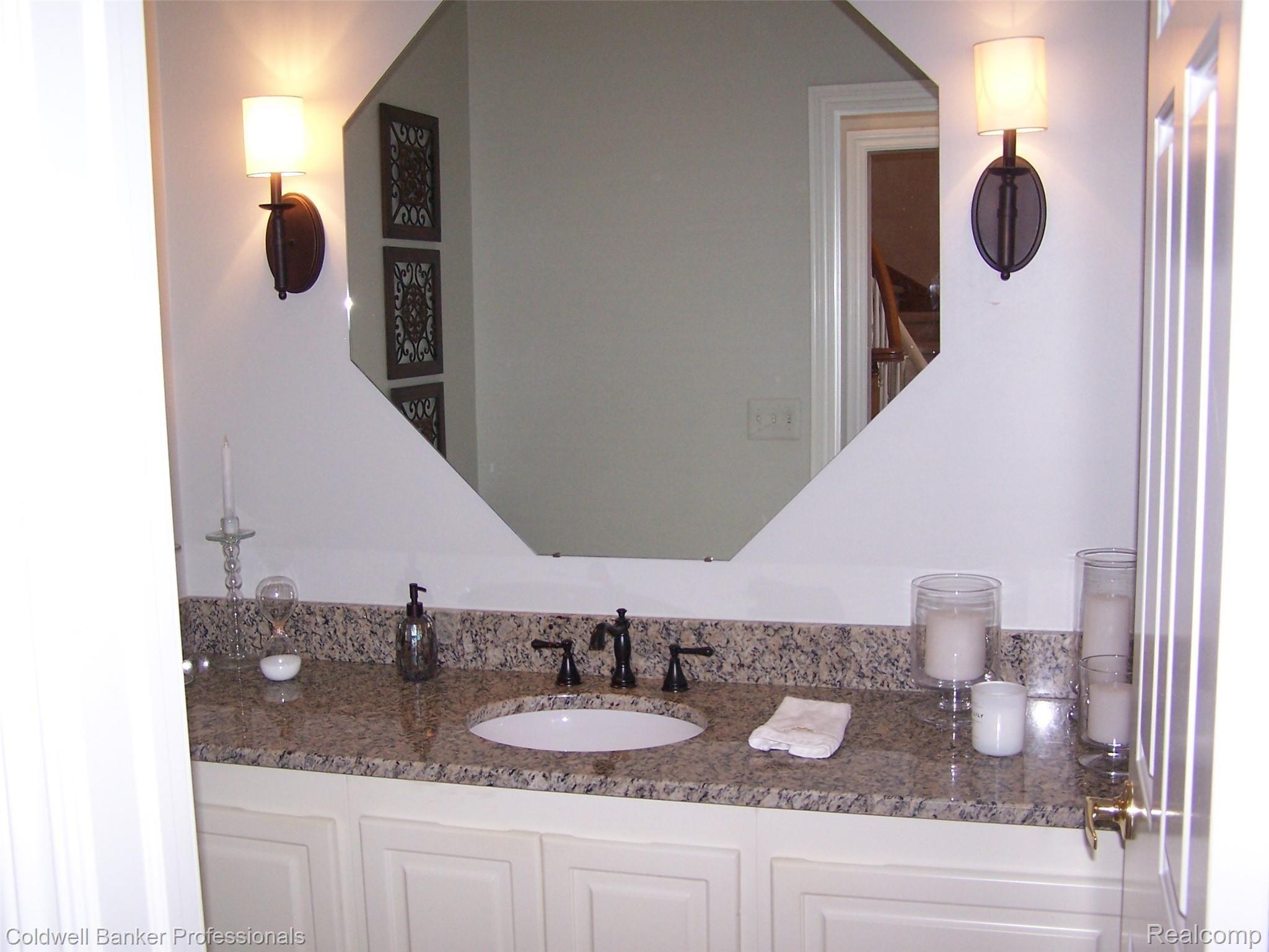 2079 Mapleridge Road Rochester, MI 48309 - Photo 12 of 36 Powder Room