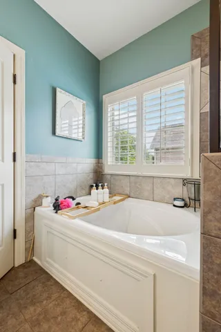 a en suite bathroom with a double vanity sink and a mirror