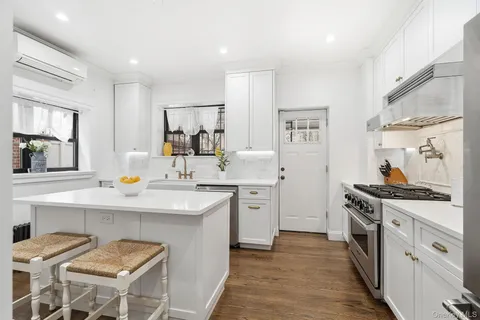 $1,149,000 | 1163 Rhinelander Avenue | Morris Park