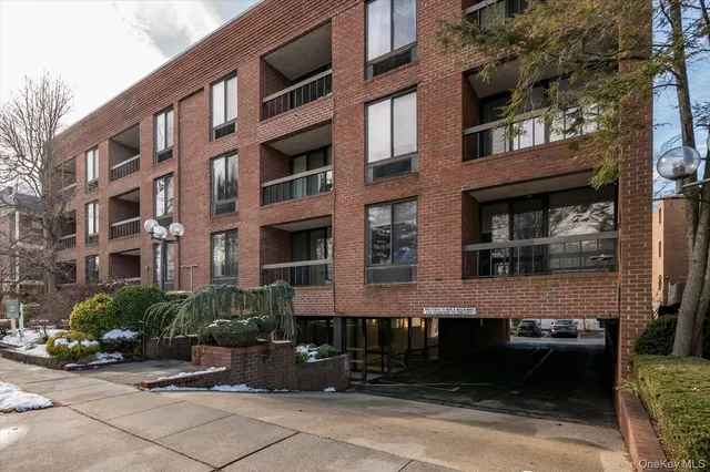 $899,000 | 20 Gilchrest Road, Unit 3D, Great Neck, NY 11021