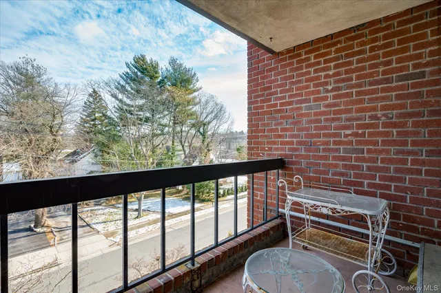 $899,000 | 20 Gilchrest Road, Unit 3D, Great Neck, NY 11021