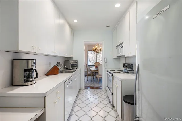 $899,000 | 20 Gilchrest Road, Unit 3D, Great Neck, NY 11021