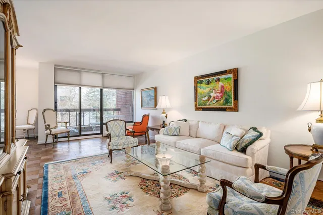 $899,000 | 20 Gilchrest Road, Unit 3D, Great Neck, NY 11021