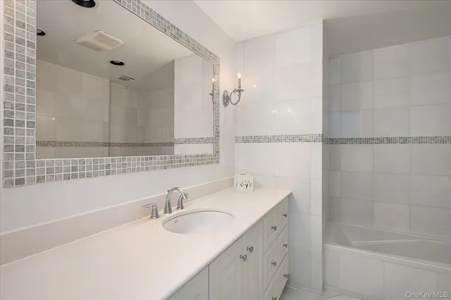 $899,000 | 20 Gilchrest Road, Unit 3D, Great Neck, NY 11021