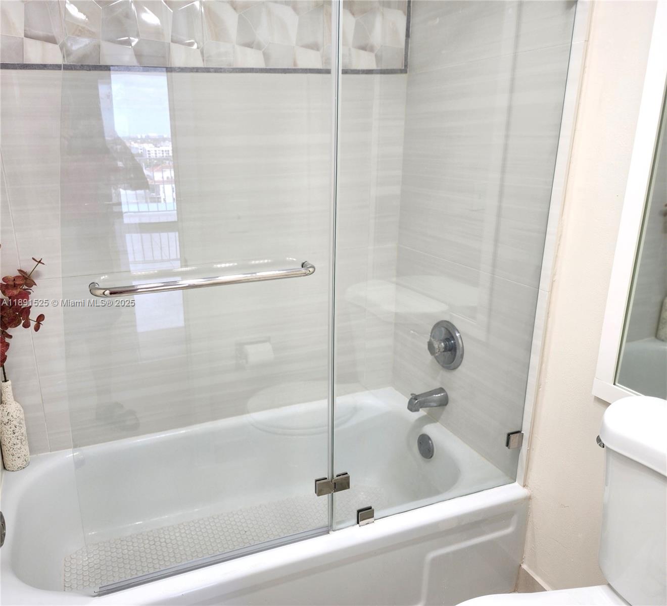 800 Southeast 20th Avenue, Unit 1109 Deerfield Beach, FL 33441 - Photo 19 of 19 a bathroom with a shower and a bathtub