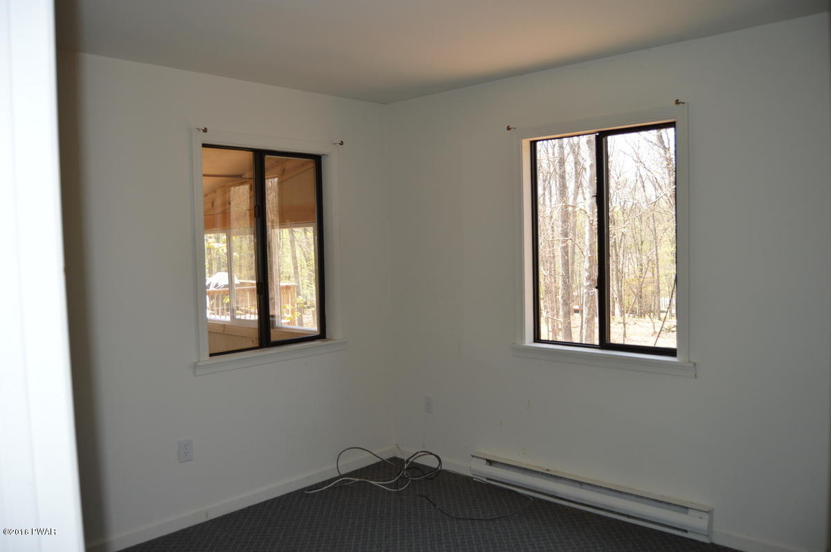 218 Tanager Road Lackawaxen, PA 18435 - Photo 6 of 17 DSC_0160