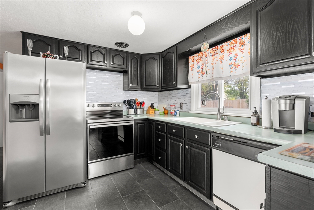 41 Pine Grove Street Springfield, MA 01119 - Photo 11 of 30 Gallery Image 11