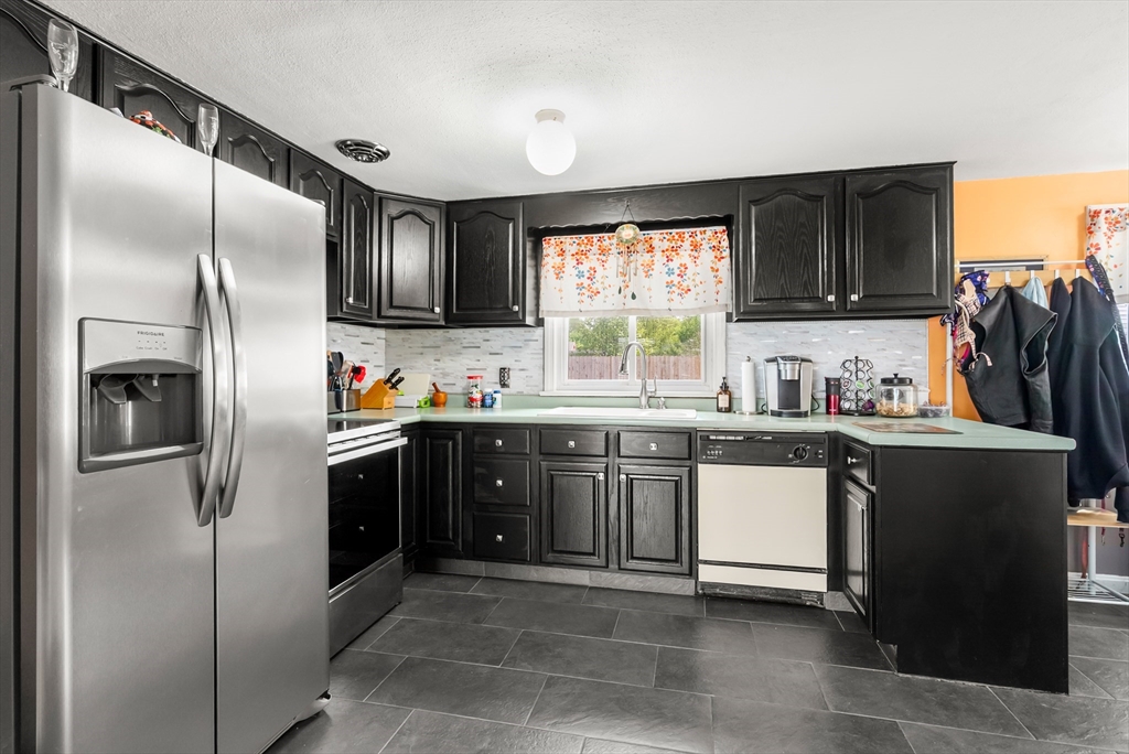 41 Pine Grove Street Springfield, MA 01119 - Photo 8 of 30 Gallery Image 8