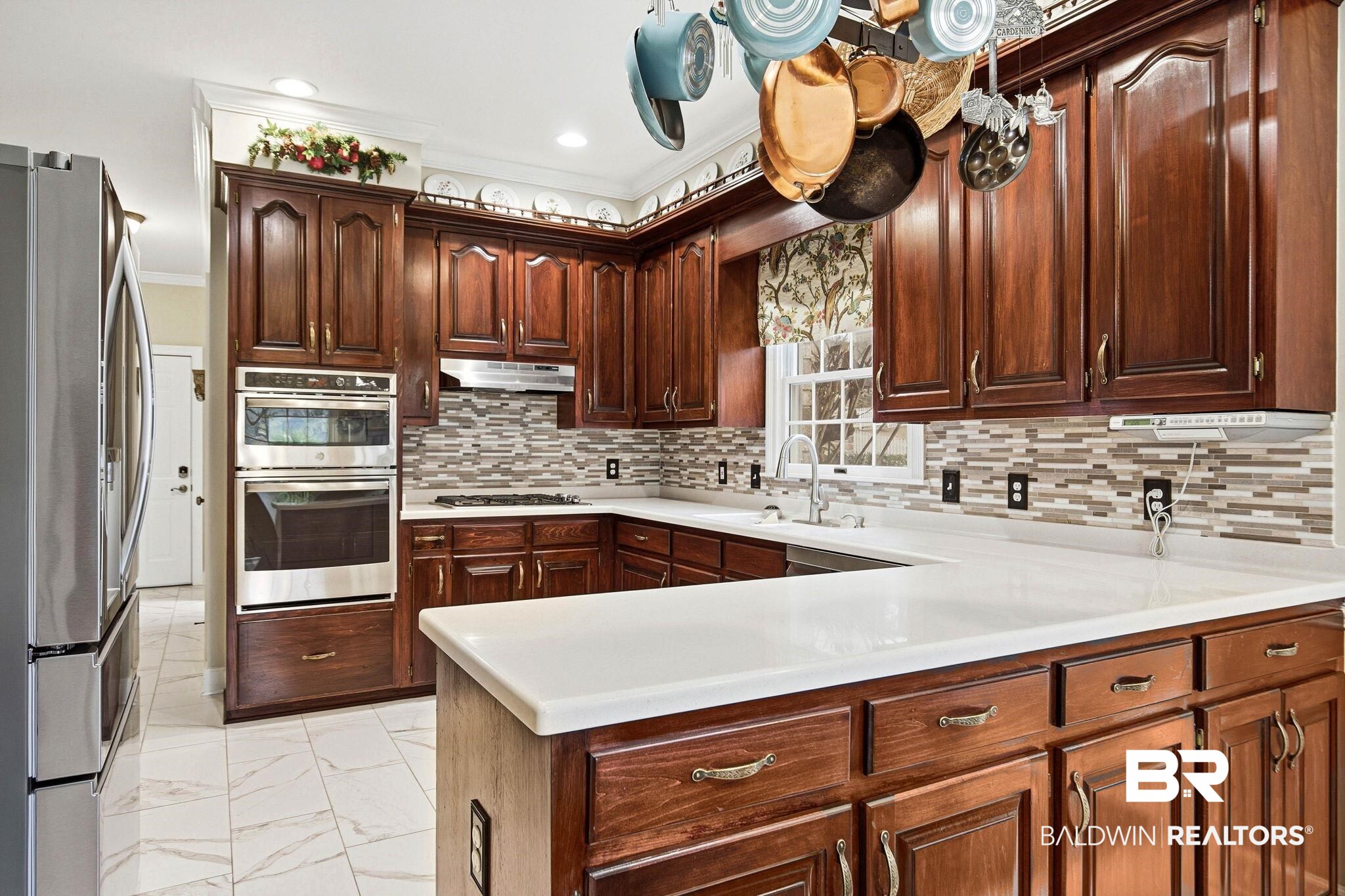 31515 Rhett Drive Spanish Fort, AL 36527 - Photo 15 of 100 This beautiful kitchen has plenty of prep space, corian countertops, a gas cooktop and stainless steel appliances. (Fridge and DW are brand new). The prep space measures 12' x 10' 6" and the eating area has a bay window and measures 13' 6" x 11' 8".