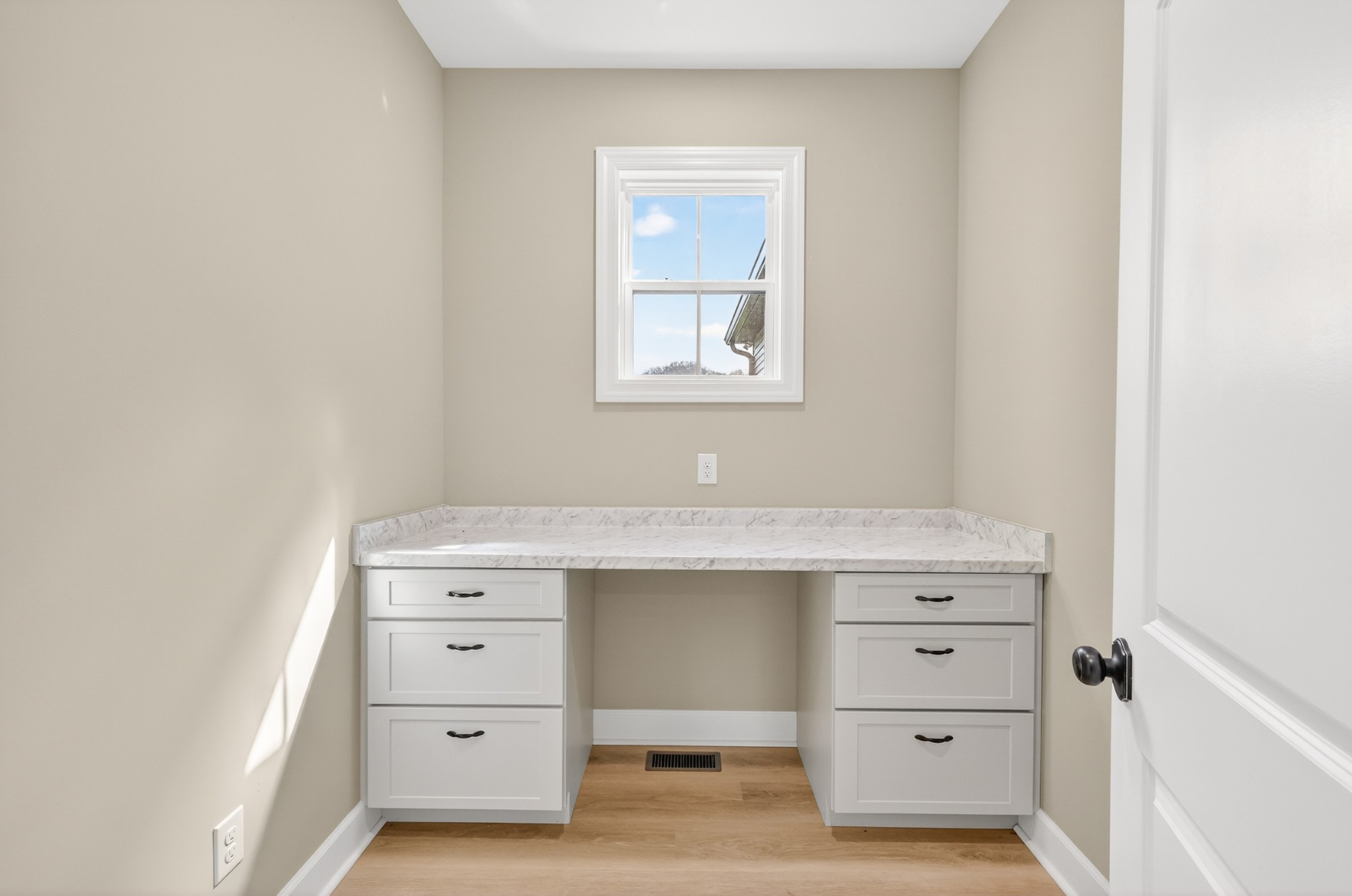 8415 West Sheepneck Road Mount Pleasant, TN 38474 - Photo 23 of 40 a room with a dresser and a window