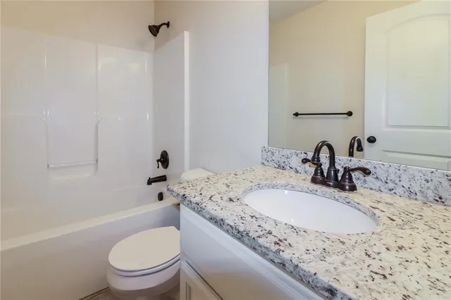 $2,275 | 421 Sunflower Drive, Raymore, MO 64083