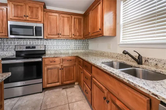 $2,275 | 421 Sunflower Drive, Raymore, MO 64083