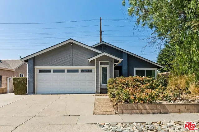 a front view of house with yard