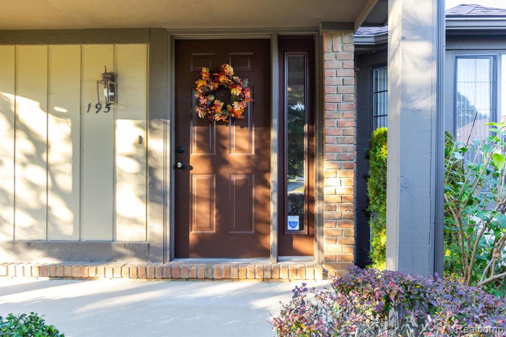 195 Meadow Ln Circle Rochester Hills, MI 48307 - Photo 5 of 34