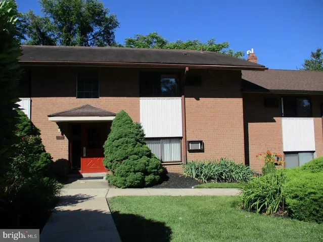 a view of house with a yard
