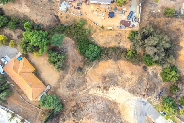 a view of a yard with plants