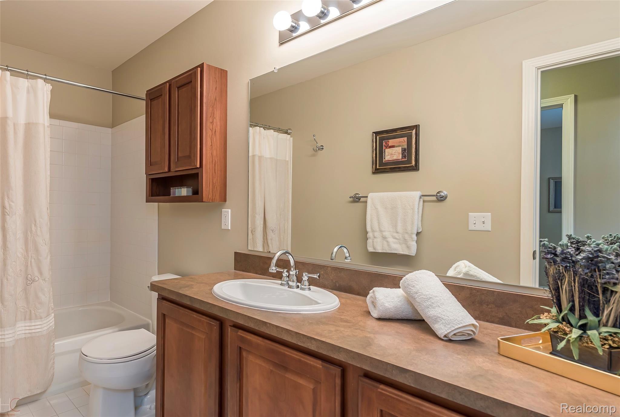 3685 Winding Brk Circle Rochester, MI 48309 - Photo 21 of 32 Guest Bath
