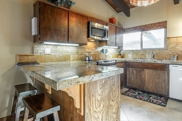$1,250,000 | 221 Canyon Boulevard, Unit 230, Mammoth Lakes, CA 93546