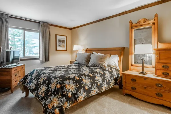 $1,250,000 | 221 Canyon Boulevard, Unit 230, Mammoth Lakes, CA 93546