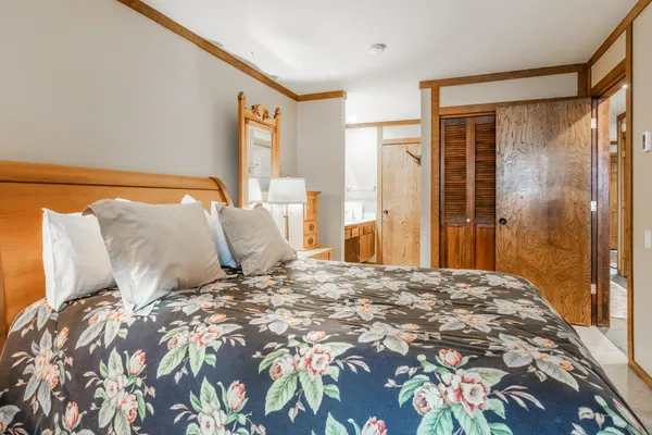 $1,250,000 | 221 Canyon Boulevard, Unit 230, Mammoth Lakes, CA 93546