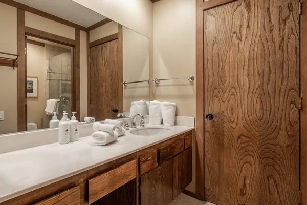 $1,250,000 | 221 Canyon Boulevard, Unit 230, Mammoth Lakes, CA 93546