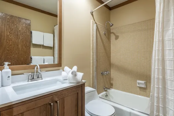 $1,250,000 | 221 Canyon Boulevard, Unit 230, Mammoth Lakes, CA 93546