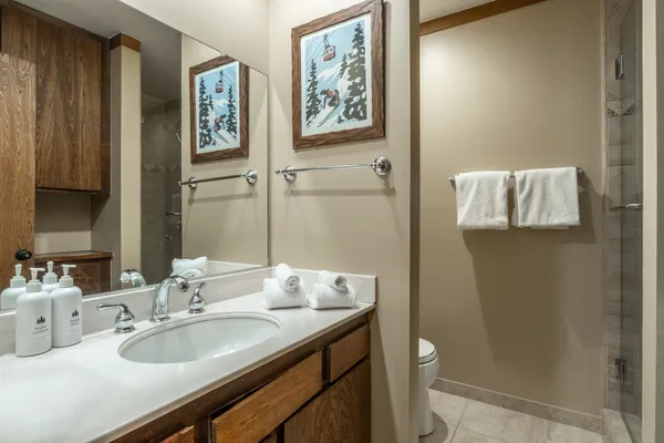 $1,250,000 | 221 Canyon Boulevard, Unit 230, Mammoth Lakes, CA 93546