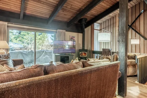 $1,250,000 | 221 Canyon Boulevard, Unit 230, Mammoth Lakes, CA 93546