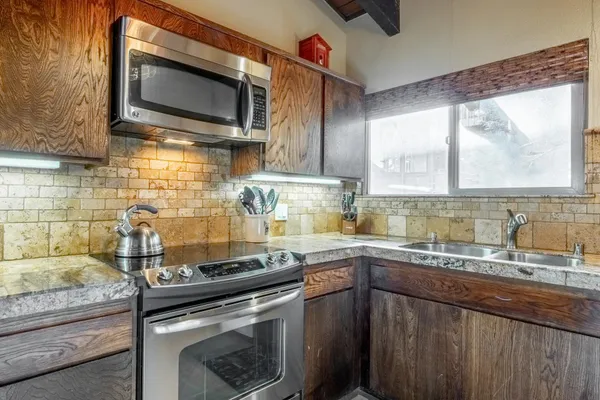 $1,250,000 | 221 Canyon Boulevard, Unit 230, Mammoth Lakes, CA 93546