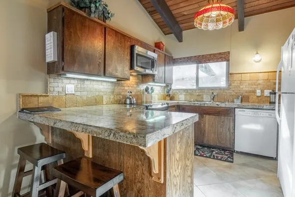 $1,250,000 | 221 Canyon Boulevard, Unit 230, Mammoth Lakes, CA 93546