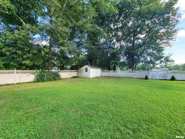 $150,000 | 325 South 5th Street Southwest, Clay City, IL 62824