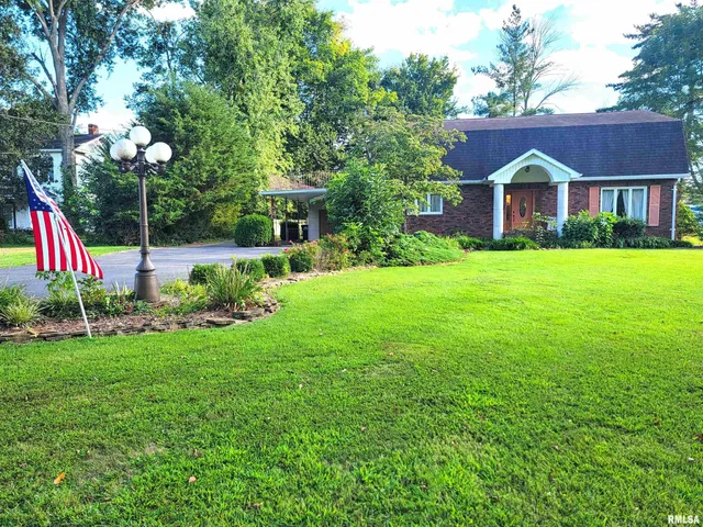 $150,000 | 325 South 5th Street Southwest, Clay City, IL 62824