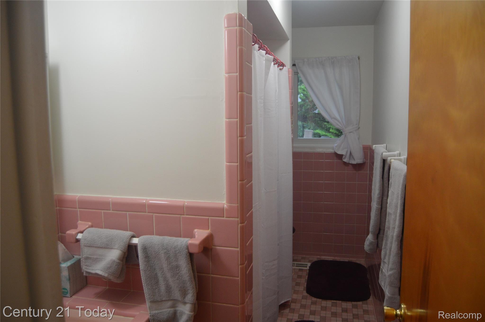 28260 New Castle Road Farmington, MI 48331 - Photo 10 of 23 Family Bathroom