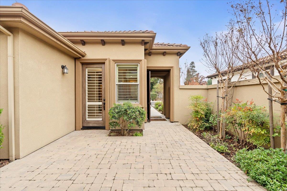 921 Hackberry Avenue Modesto, CA 95350 - Photo 4 of 34