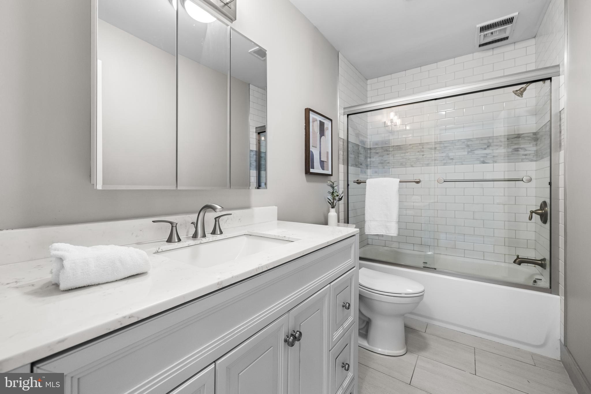904 Oakleigh Beach Road Baltimore, MD 21222 - Photo 17 of 29 Primary Bath