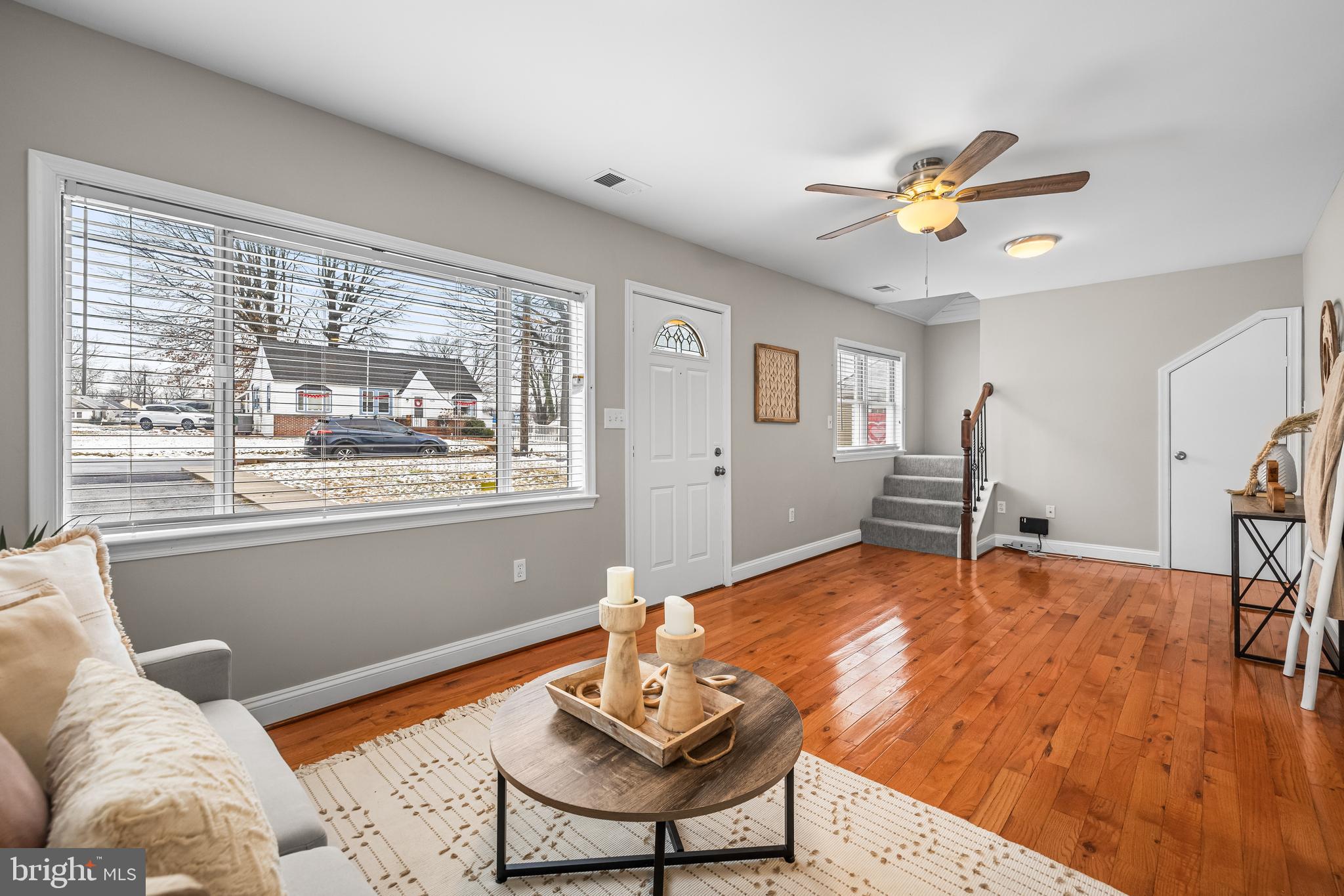 904 Oakleigh Beach Road Baltimore, MD 21222 - Photo 3 of 29 Living Room