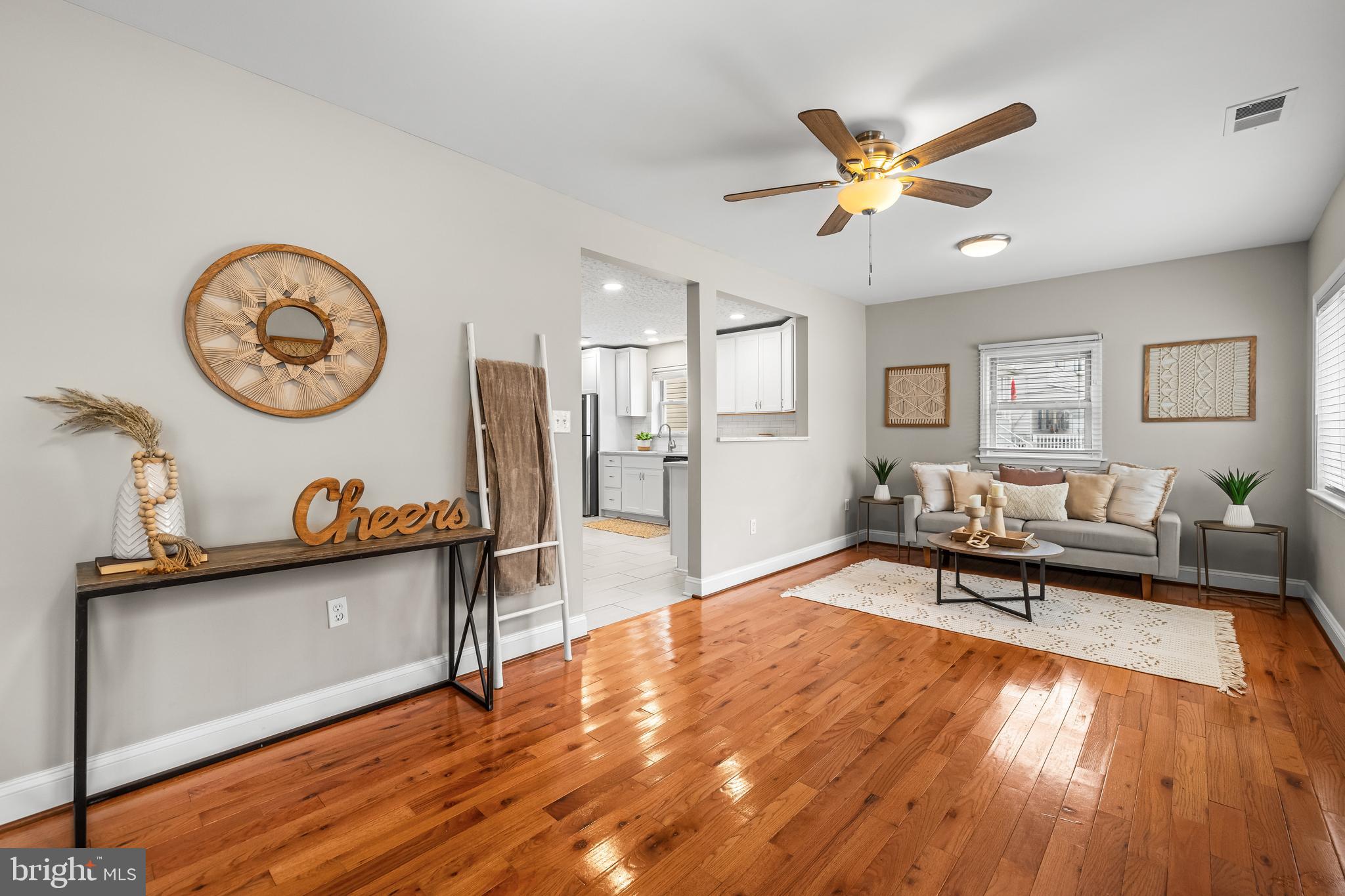904 Oakleigh Beach Road Baltimore, MD 21222 - Photo 4 of 29 Living Room