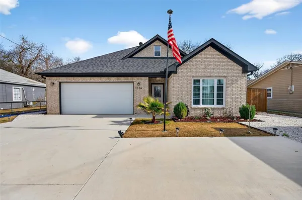 $327,000 | 1314 South Grand Avenue, Gainesville, TX 76240