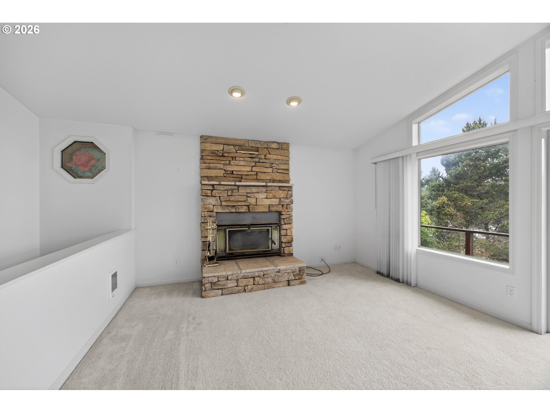 5577 South Shore Drive Florence, OR 97439 - Photo 13 of 41 Living Room