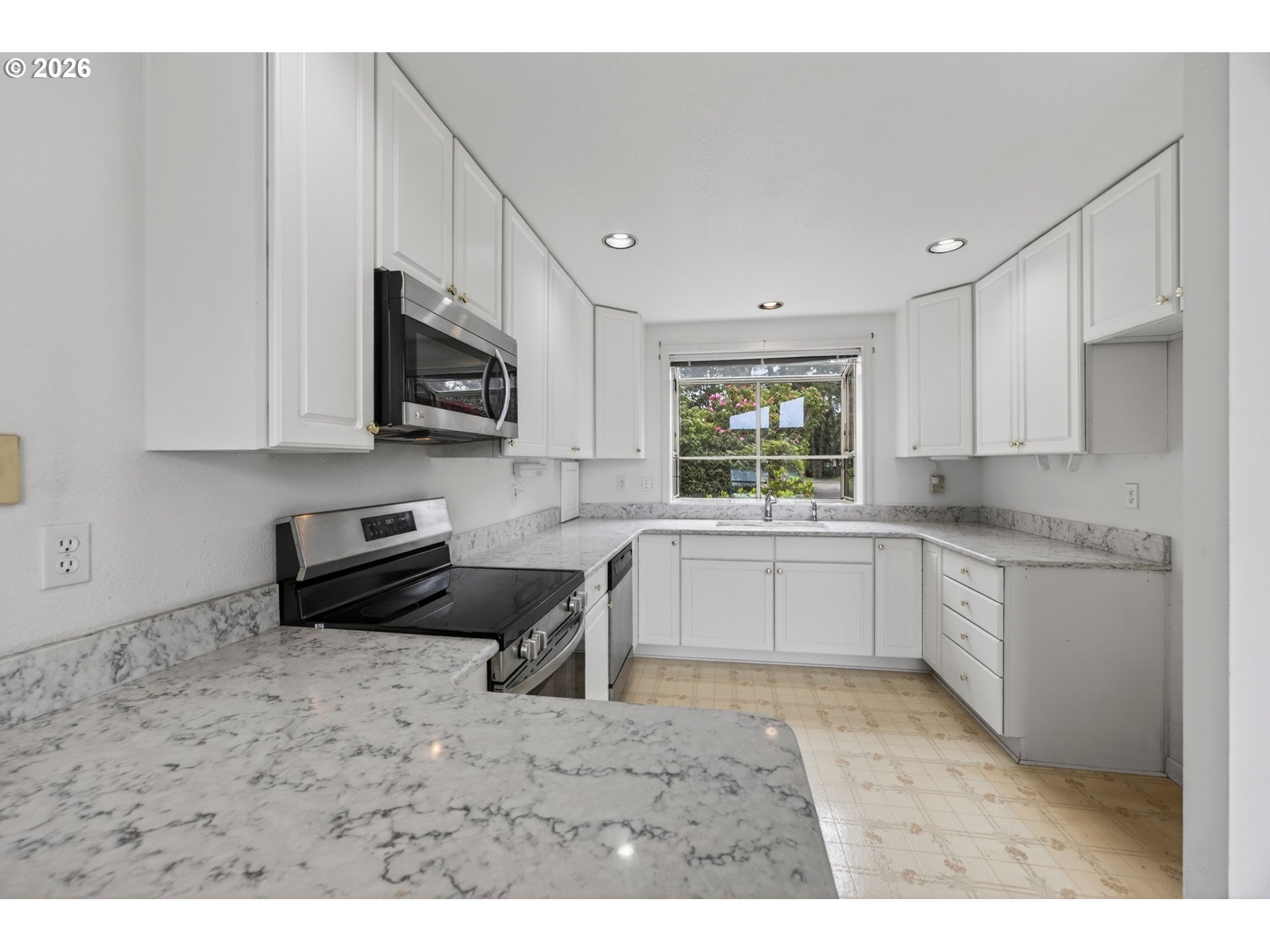 5577 South Shore Drive Florence, OR 97439 - Photo 16 of 41 Kitchen